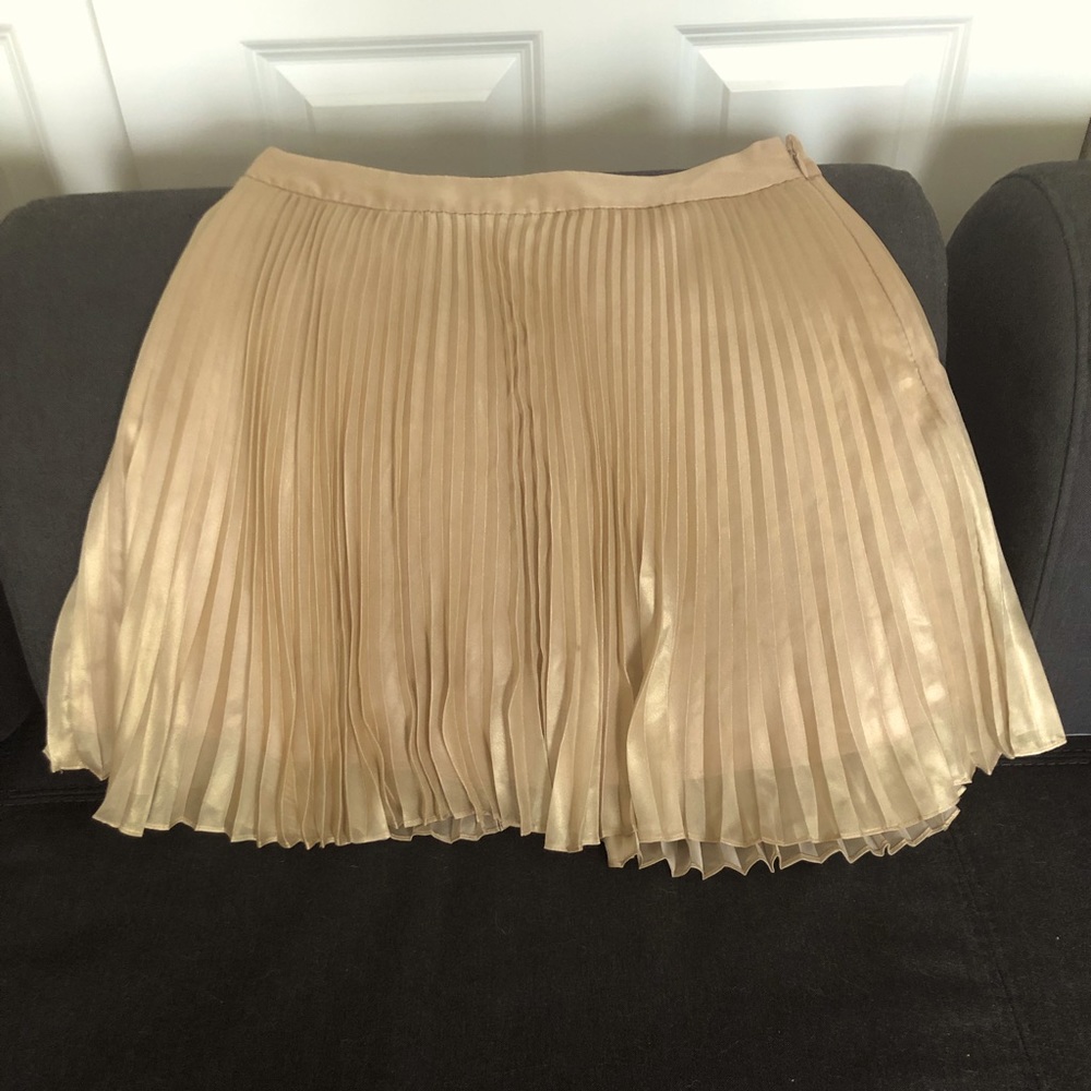 Club Monaco pleated gold skirt. Size 2